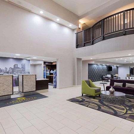 Отель La Quinta By Wyndham Кеннесо Экстерьер фото